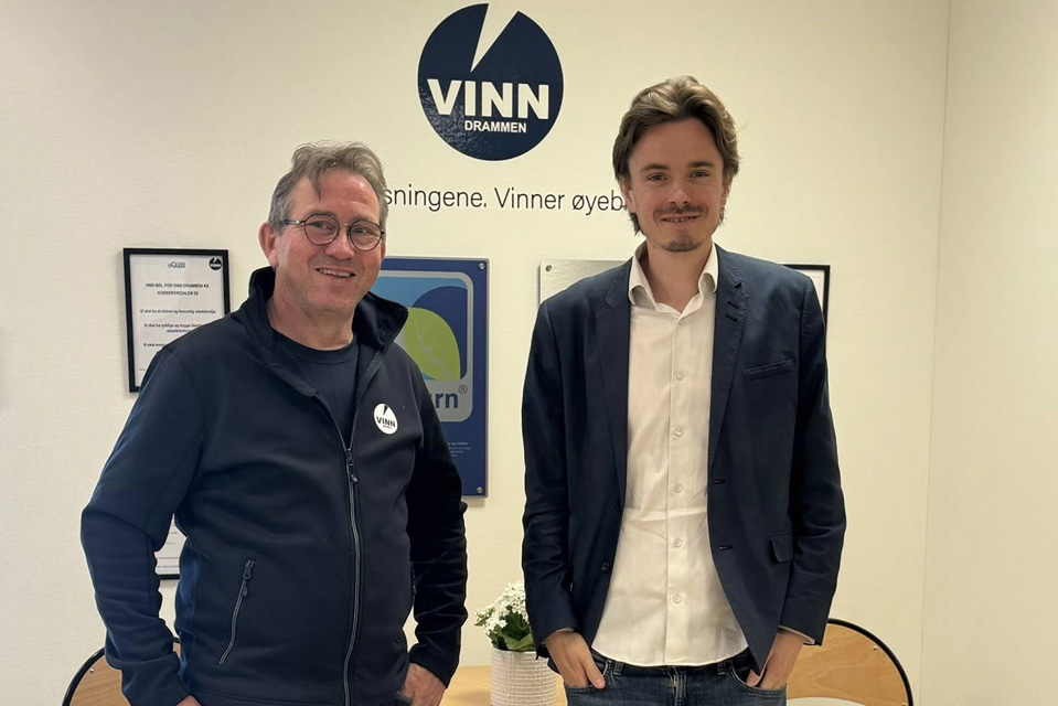 Vegar og Herman fra Venstre står foran Vinn-logoen
