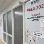 Valgplakat på dør i gangen hos Vinn