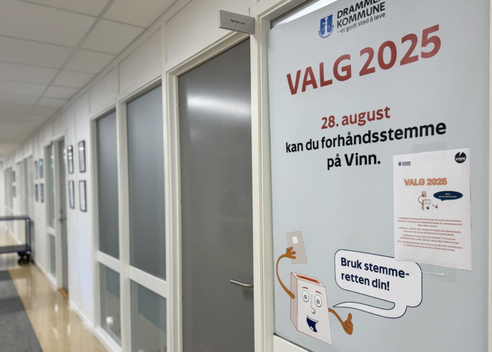 Valgplakat på dør i gangen hos Vinn