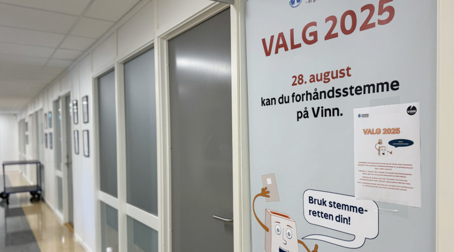 Valgplakat på dør i gangen hos Vinn