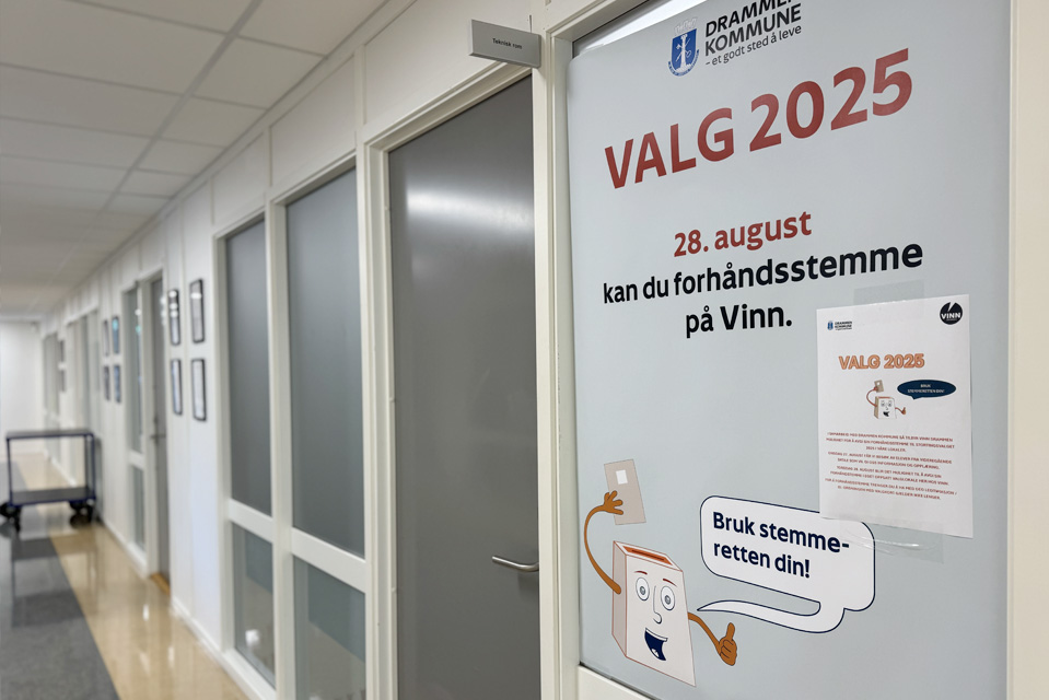 Valgplakat på dør i gangen hos Vinn